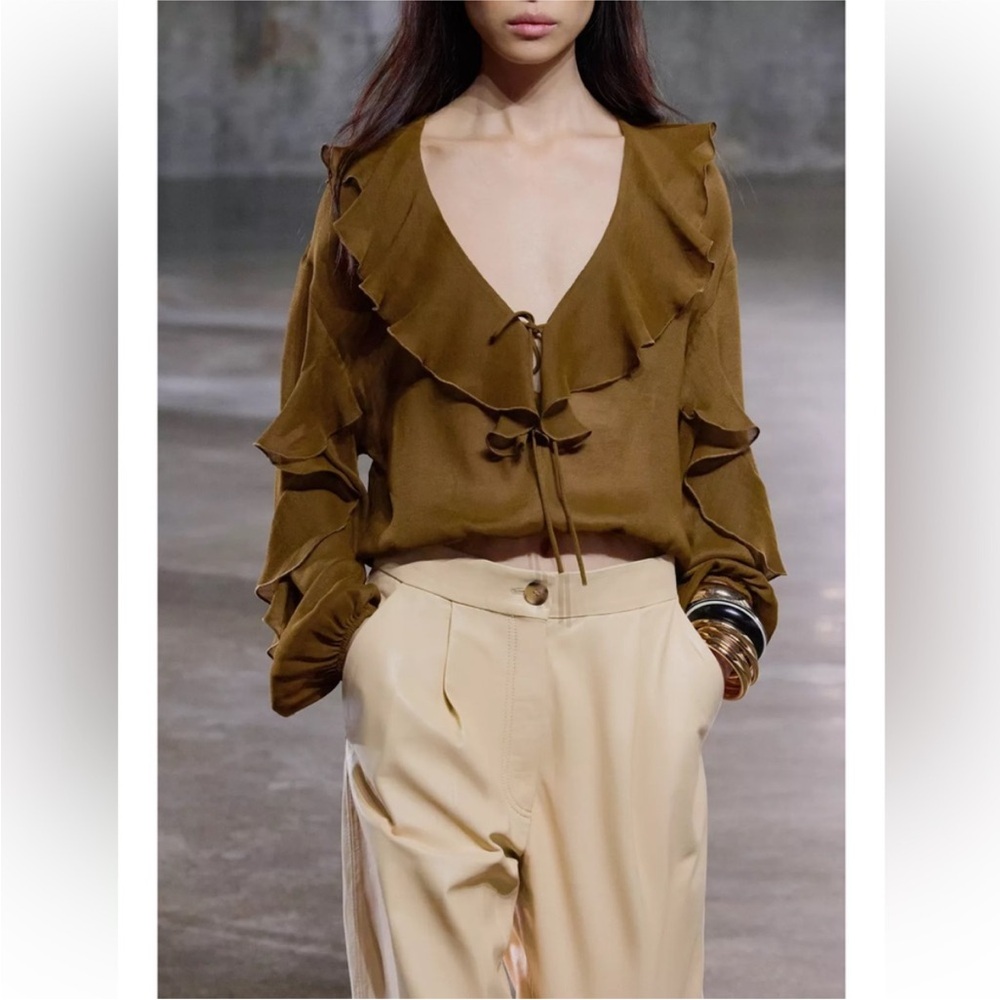 Zara RUFFLED FLOWY BLOUSE
Worn once - Picture 4 of 4